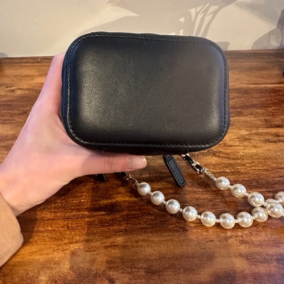 Chanel never worn vanity bag with pearl - Picture 12 of 12